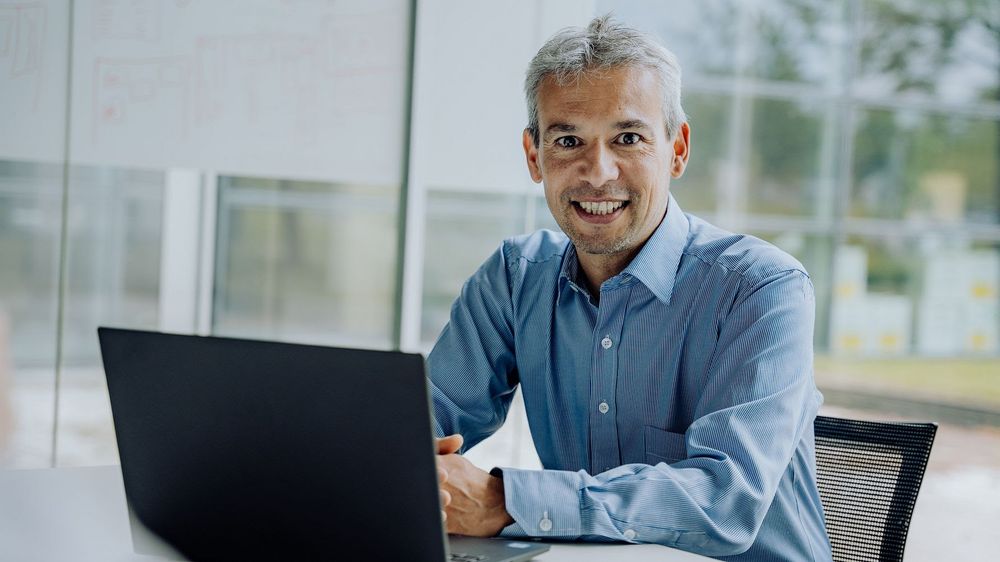 Hans Jayatissa, quantum lead i Globalconnect sitter foran sin PC